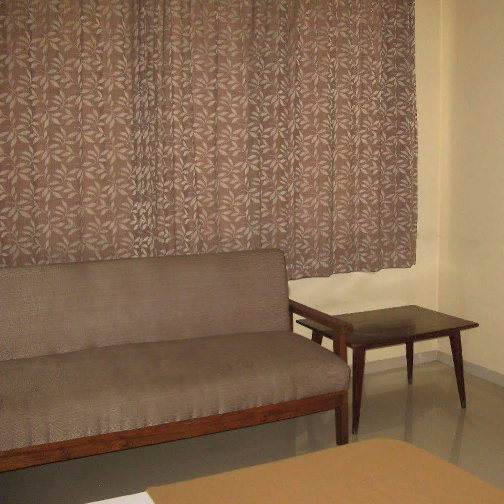 Hotel Oyo 1194 Gulmohr Pune